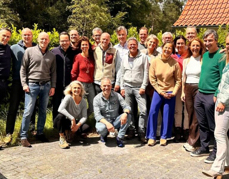 Groepsfoto met facilitators van de Foundation of Natural Leadership